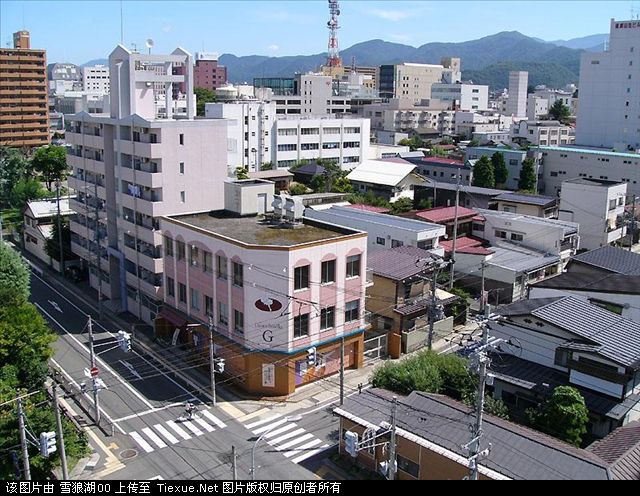 原指葳王山山脚下开垦的一个町,后来被当作县名.县花:红花.